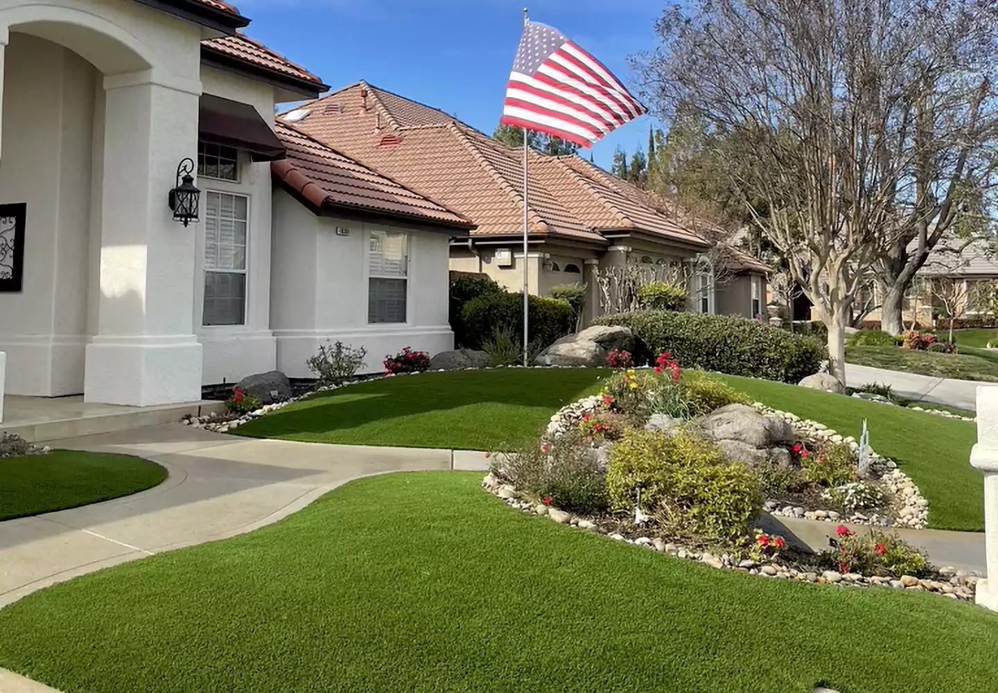 Artificialg rass front lawn installed by SYNLawn