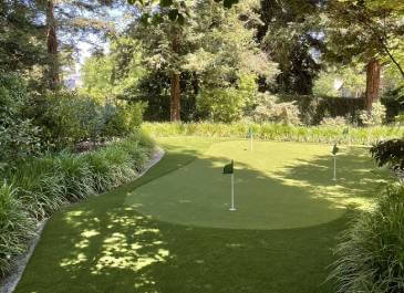 Artificial residential putting green installed by SYNLawn