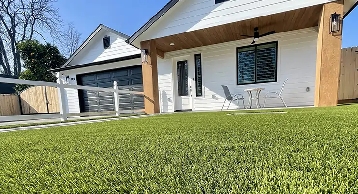 Artificial grass front yard installed by SYNLawn