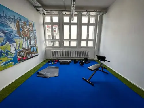SYNLawn-blue-artificial-grass-indoor-athletic-workout-room-Berlin-Germany-02